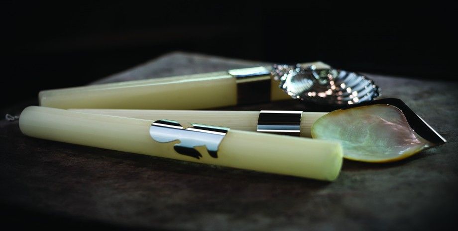 Vela de batismo texturada Topázio 1874 em cera creme com aplicações prateadas para cerimónias