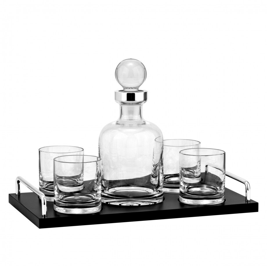 conjunto de whisky bristol em vidro com garrafa decantadora e quatro copos sobre bandeja preta com pegas cromadas Carmo Joalheiros
