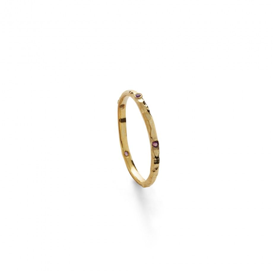 anel feminino dourado Topázio 1874 fininho texturizado com pequenas pedras rosas embutidas elegante e minimalista