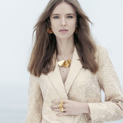 Modelo da Carmo Joalheiros com anel filigrana portuguesa dourado e colar e brincos coordenados