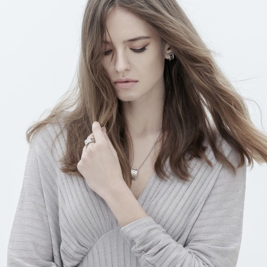 Modelo usando anel plaza prata feminino Topazio 1874 com design vazado e acabamento polido para look elegante