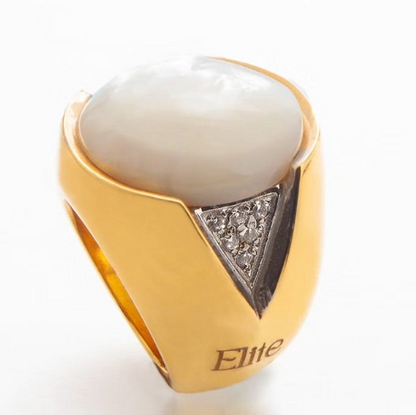 anel madrepérola feminino ELITE em ouro amarelo com cabochão madrepérola e detalhes em diamante