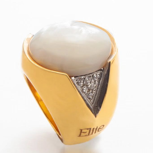 anel madrepérola feminino ELITE em ouro amarelo com cabochão madrepérola e detalhes em diamante