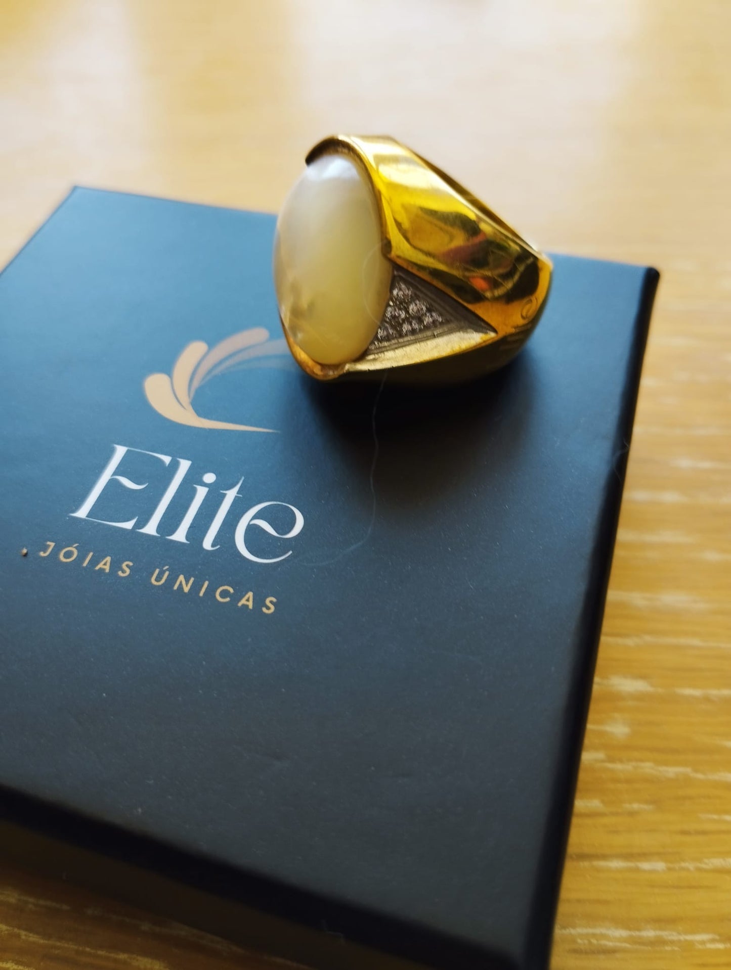anel madrepérola feminino ELITE em ouro amarelo polido com pedra oval e detalhes em diamante sobre caixa