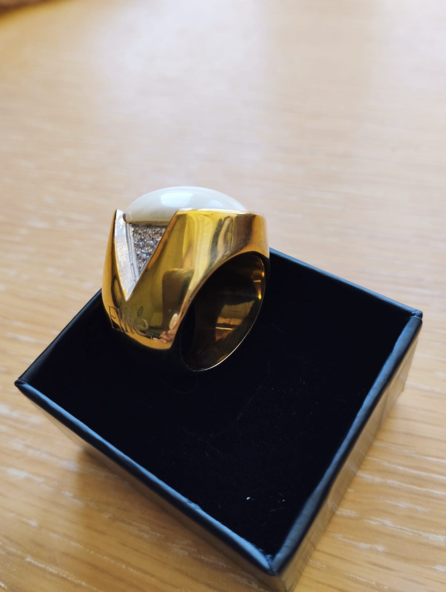 Anel madrepérola feminino ELITE em ouro com madrepérola central oval e detalhes de pedras brilhantes