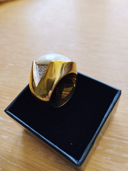 Anel madrepérola feminino ELITE em ouro com madrepérola central oval e detalhes de pedras brilhantes