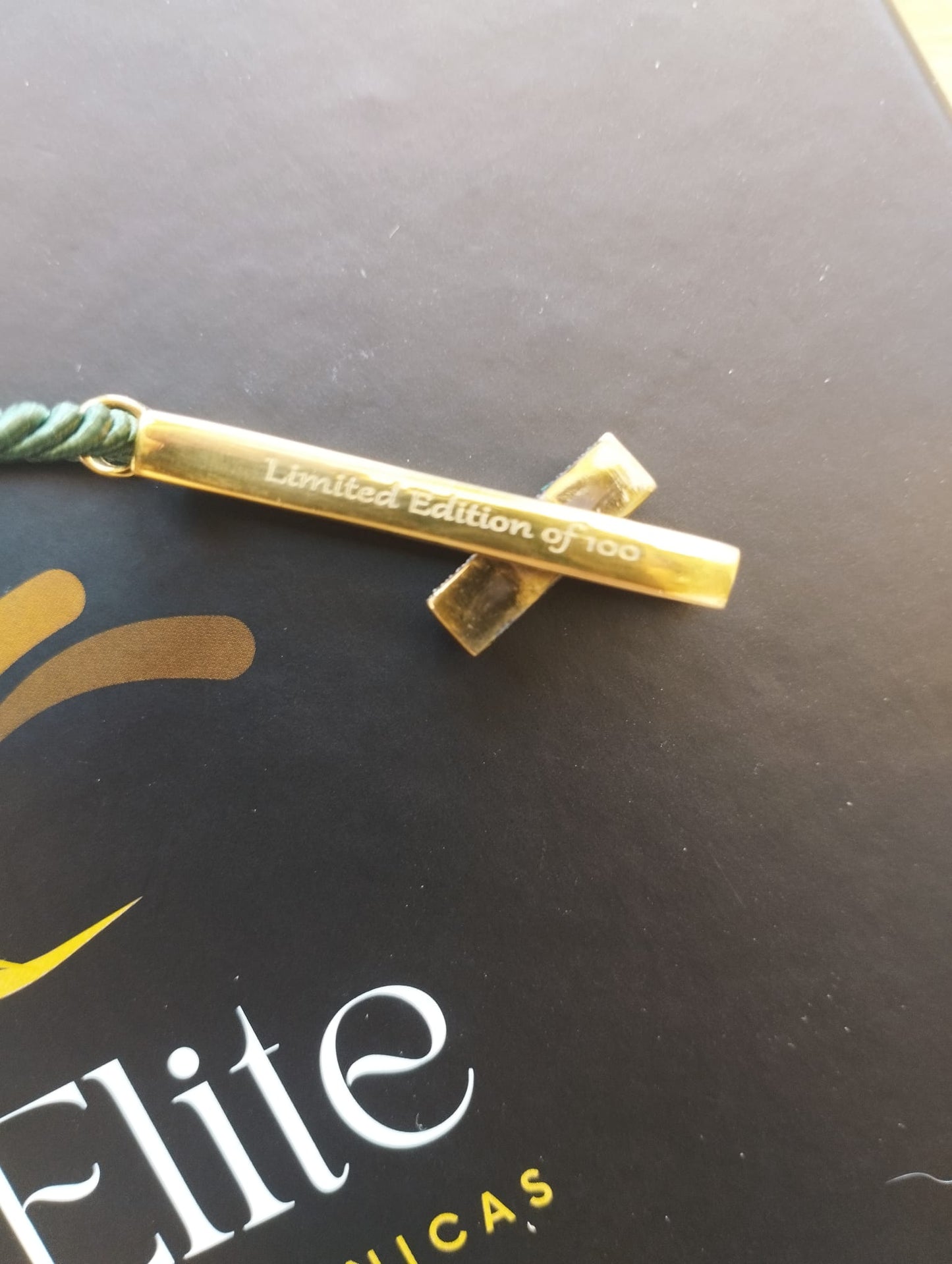 colar dos sorrisos exclusivo colar ELITE com pingente barra dourada gravada Limited Edition of 100 e cordão verde