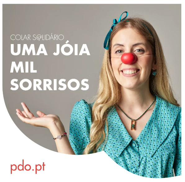 Mulher sorrindo com nariz de palhaço usando colar dos sorrisos exclusivo ELITE com pendente retangular e roupa azul