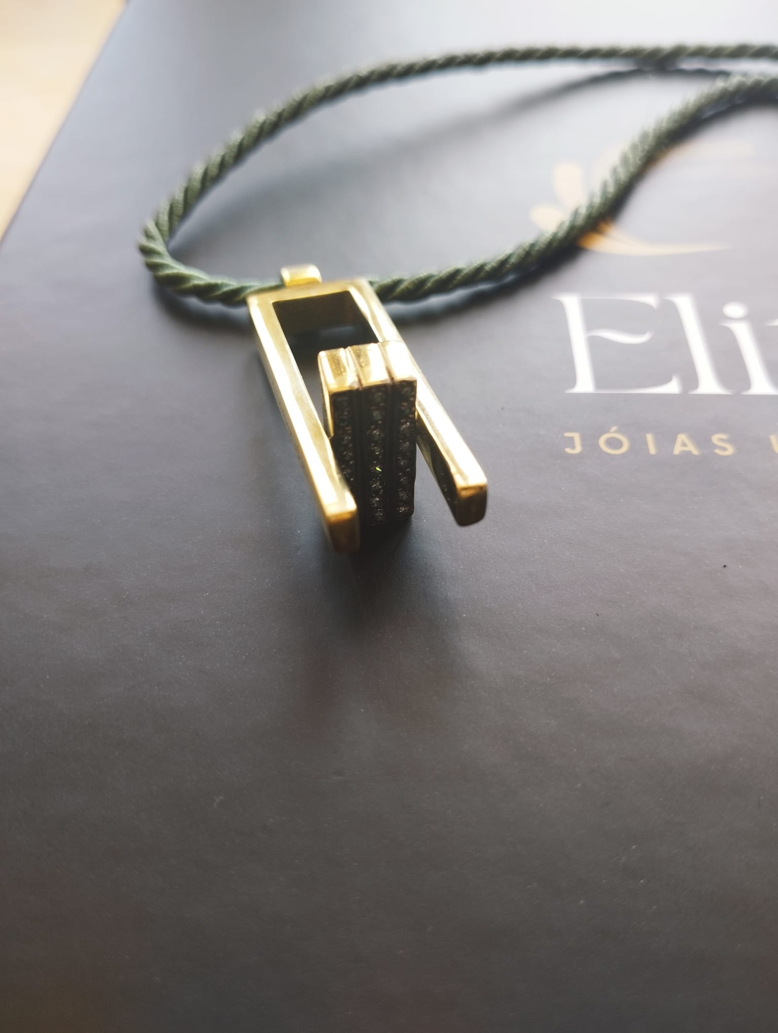 colar dos sorrisos exclusivo ELITE pingente geométrico dourado com barra cravejada e cordão verde