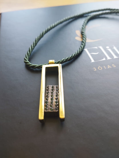 colar dos sorrisos exclusivo ELITE com pingente dourado retangular com barra cravejada de pedras e cordao verde trancado