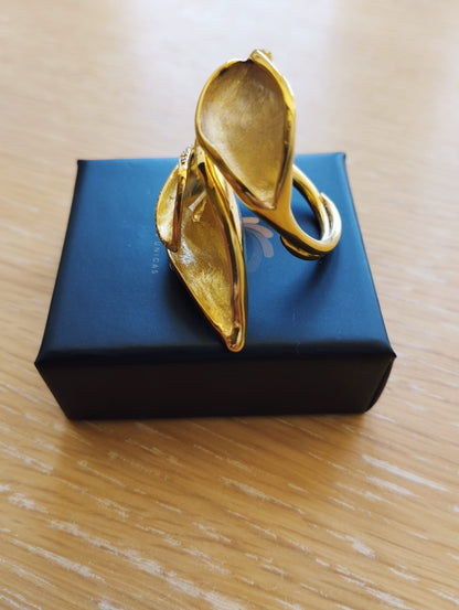 Joia Exclusiva Elite anel de ouro Lirio da Paz. Anel dourado com design floral em forma de lírio sobre caixa preta