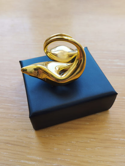 Joia Exclusiva Elite anel de ouro Lirio da Paz. Anel dourado escultural em forma de lírio sobre caixa preta de presente