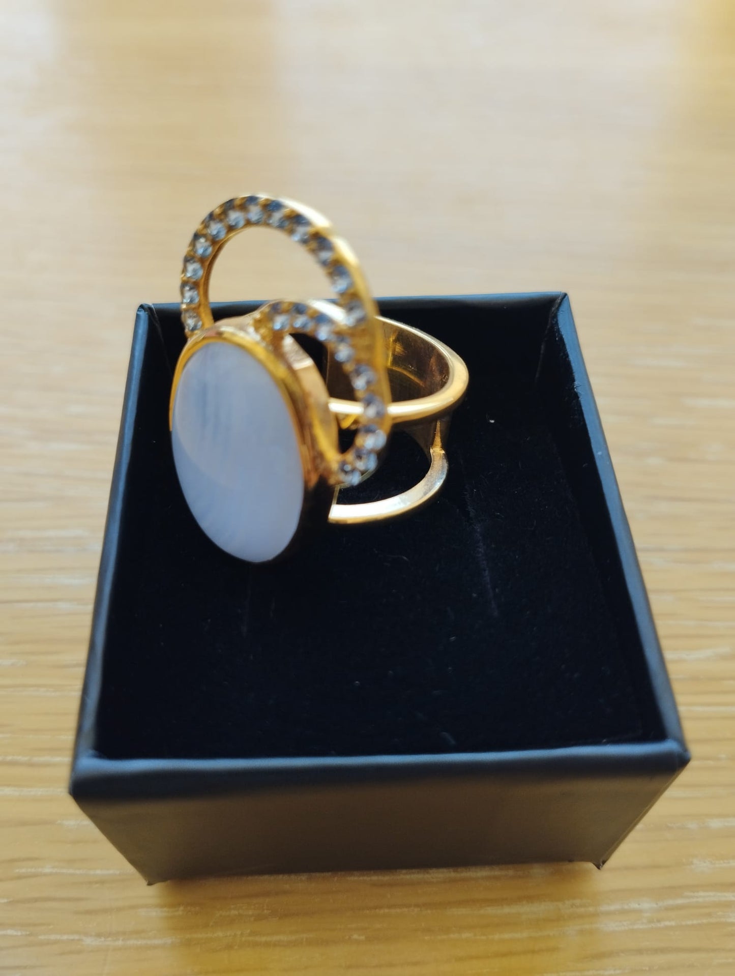 Joia Exclusiva Elite anel de luxo Moon Acquamarina. Anel dourado com pedra moonstone branca e halo de cristais em caixa preta