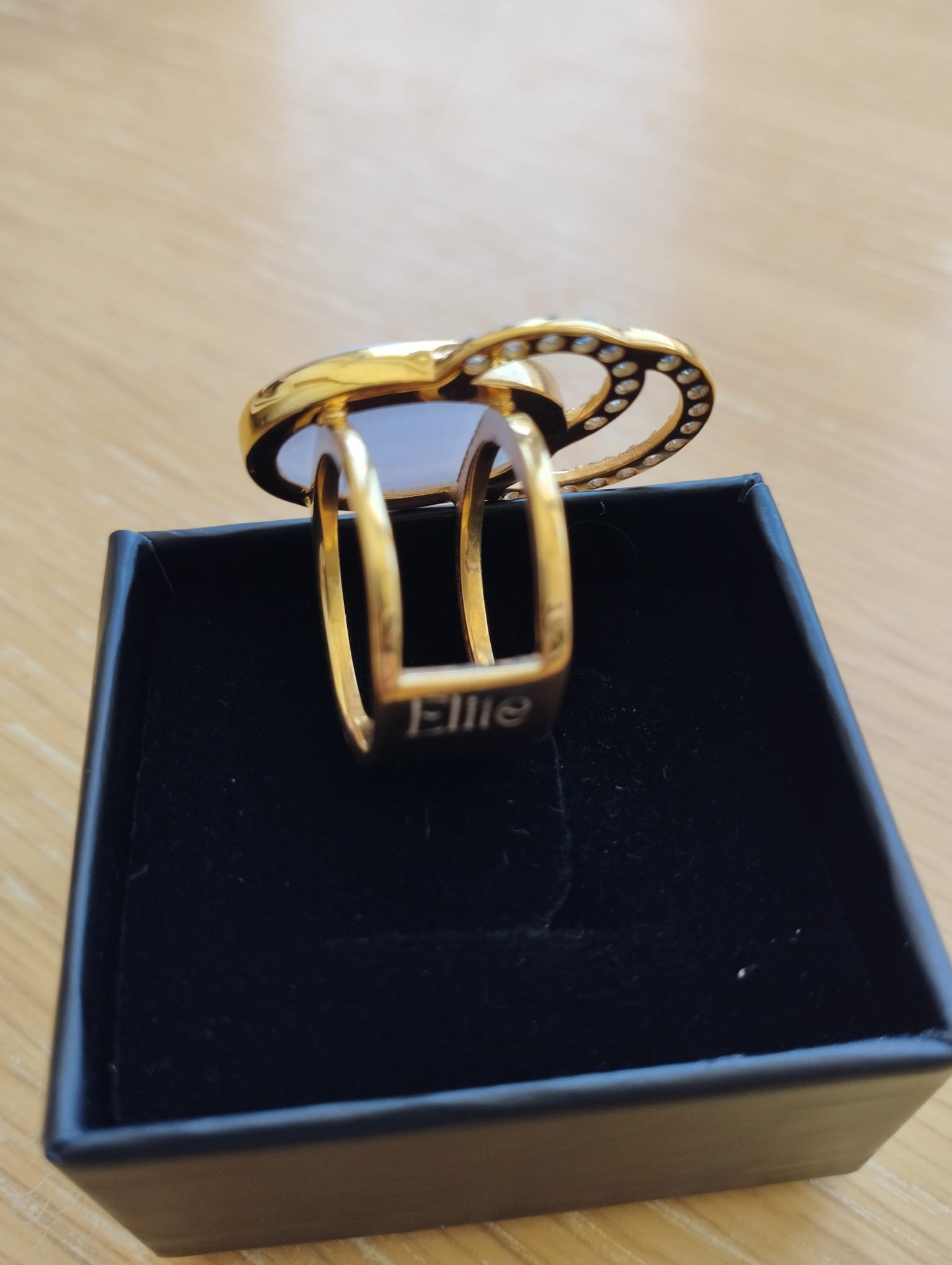 Joia Exclusiva Elite anel de luxo Moon Acquamarina. Anel dourado com pedra aquamarina e gravação Elite em caixa preta