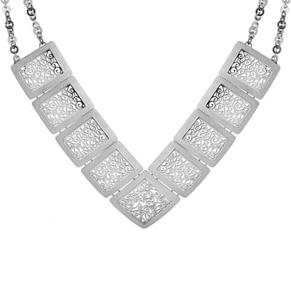 colar hedra feminino Carmo Joalheiros colar em prata com nove placas quadradas trabalhadas em filigrana em V