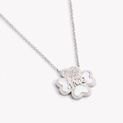 colar de aço trevo mãe Carmo Joalheiros pingente em aço inox com madrepérola e cristais brilhantes