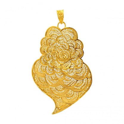 pendente dourado filigrana Carmo Joalheiros em formato floral ornamentado com detalhes rendados