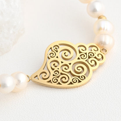 pulseira de pérolas com coração de Viana em filigrana dourada em detalhe por Carmo Joalheiros
