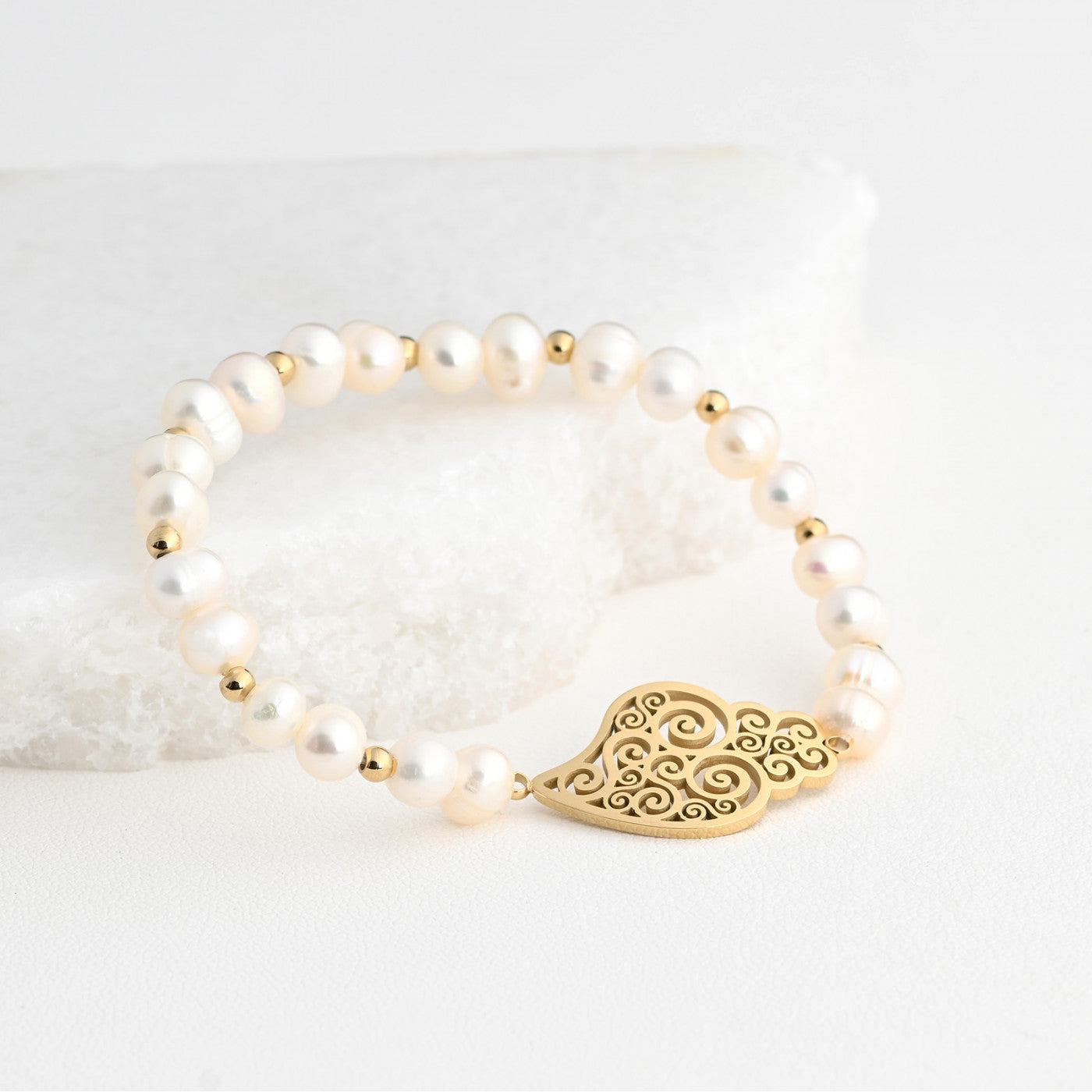 Pulseira de pérolas com coração de Viana em ouro com contas douradas e pérolas naturais por Carmo Joalheiros