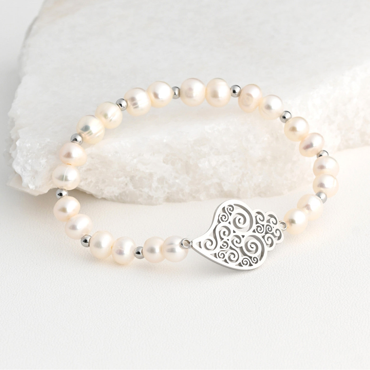pulseira de pérolas com coração de Viana da Carmo Joalheiros em prata filigranada e pérolas naturais