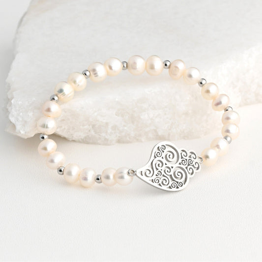 pulseira de pérolas com coração de Viana da Carmo Joalheiros em prata filigranada e pérolas naturais