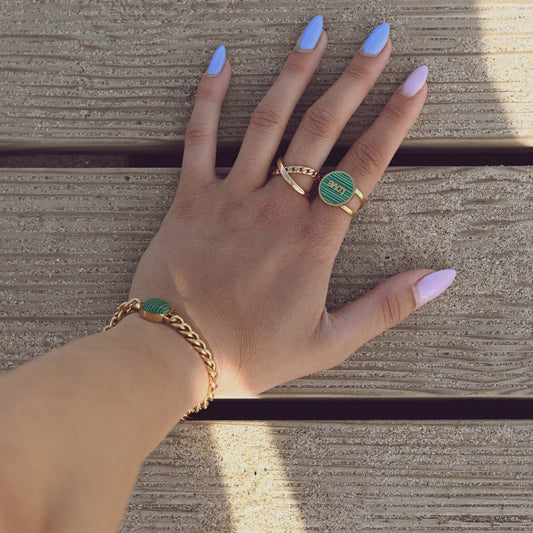 Anel em aço love pedra malaquite - Terra de Estrelas