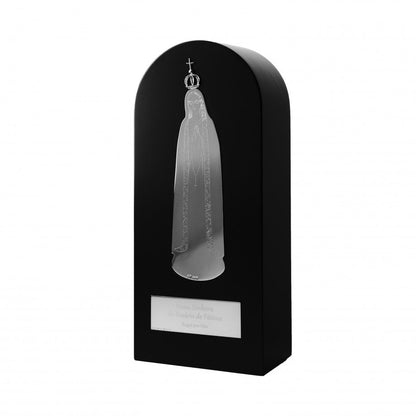 bibelot Nossa Senhora de Fátima madeira em placa arqueada preta com baixo relevo prateado e placa de gravação