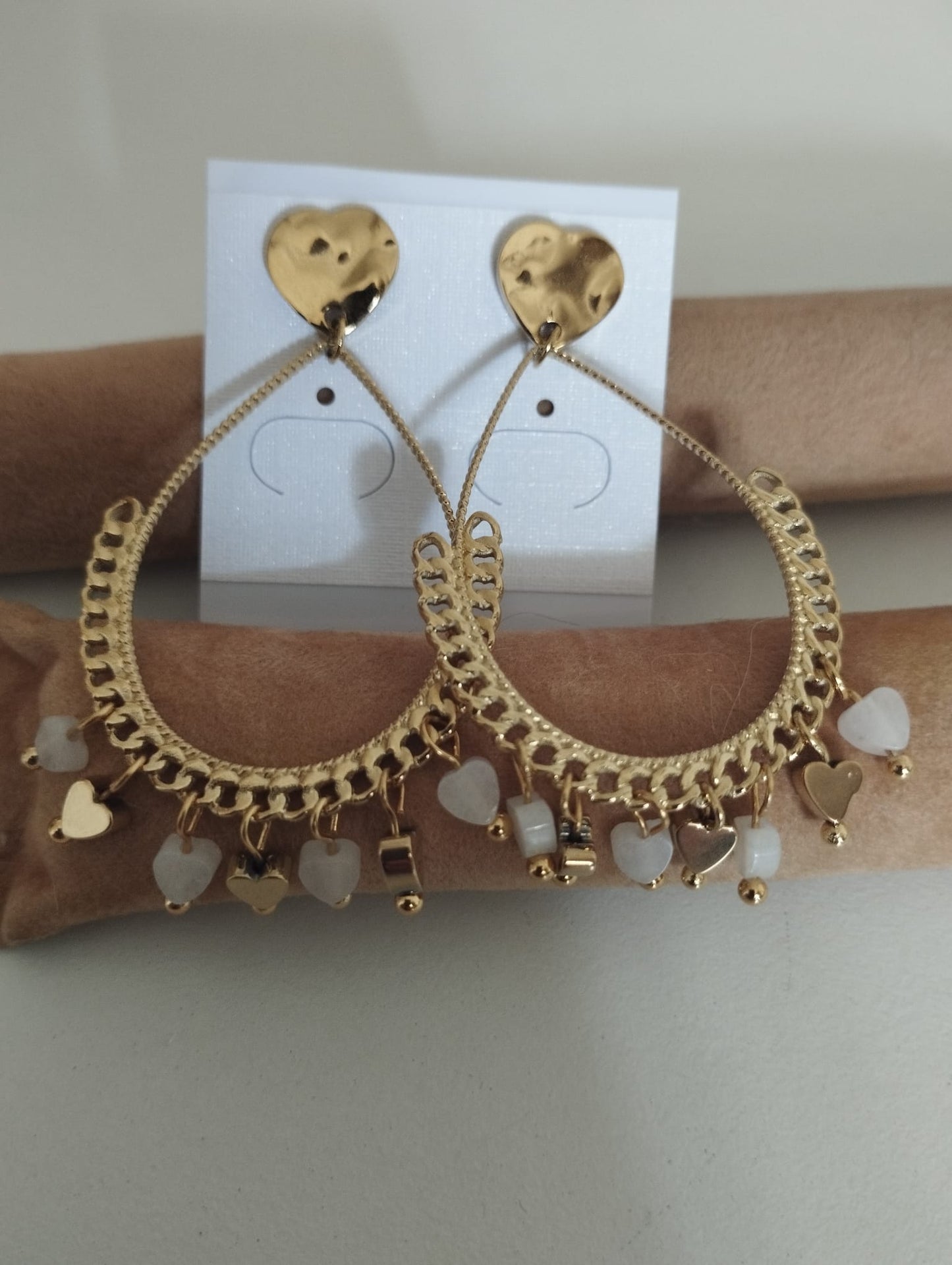 Carmo Joalheiros brincos de aço corações folheados a ouro com argolas trabalhadas e pingentes de madrepérola