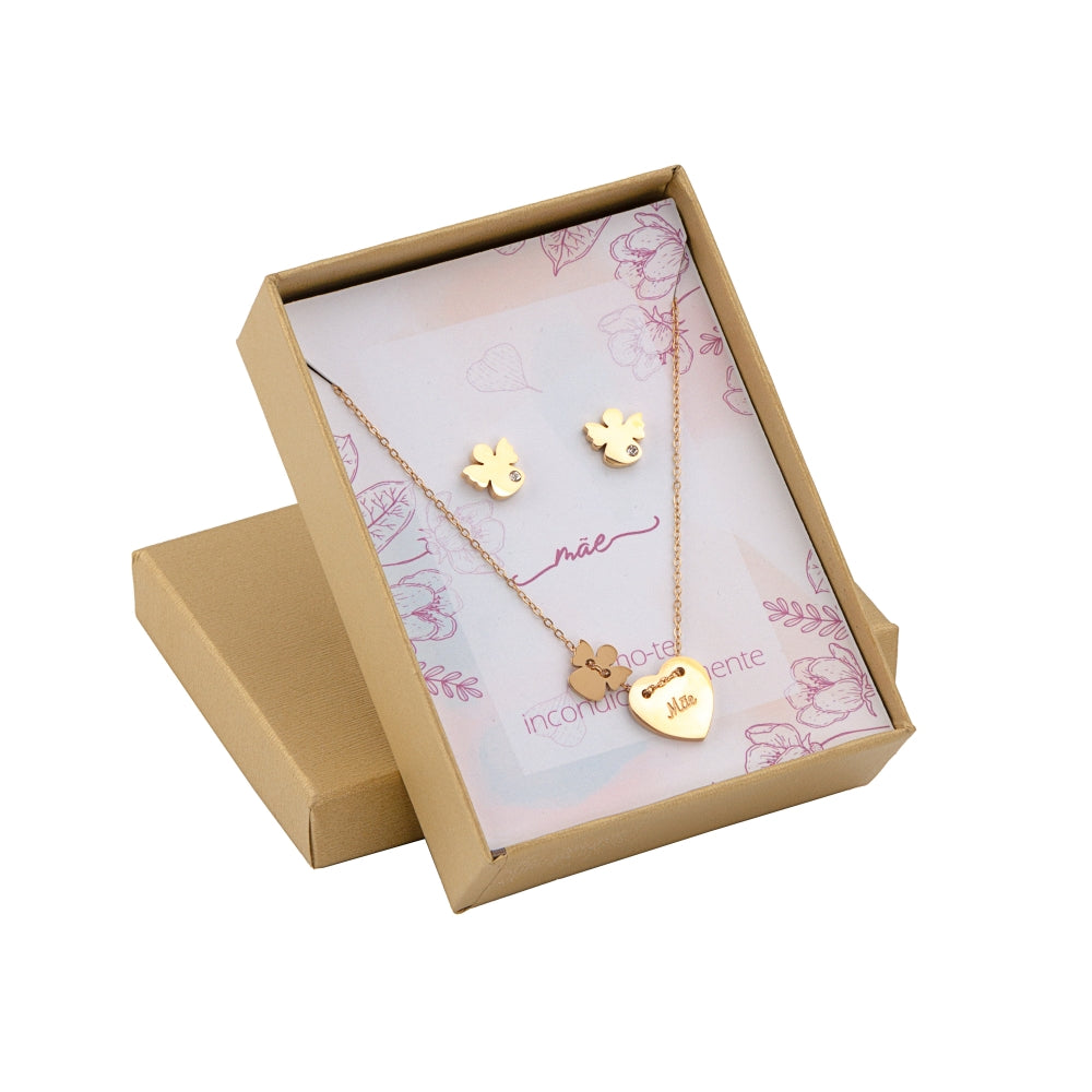 Conjunto mãe aço Carmo Joalheiros colar com pingente de coração gravado mãe e brincos trevo dourado em caixa