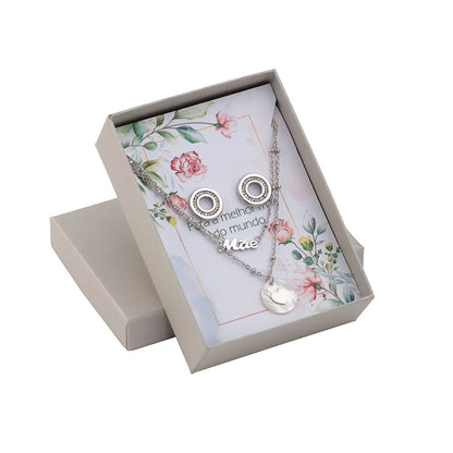 conjunto mãe em aço Carmo Joalheiros com colar nome mãe e brincos redondos em caixa de presente floral