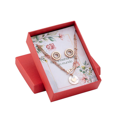 conjunto mãe em aço da Carmo Joalheiros em caixa vermelha com colar de coração e brincos