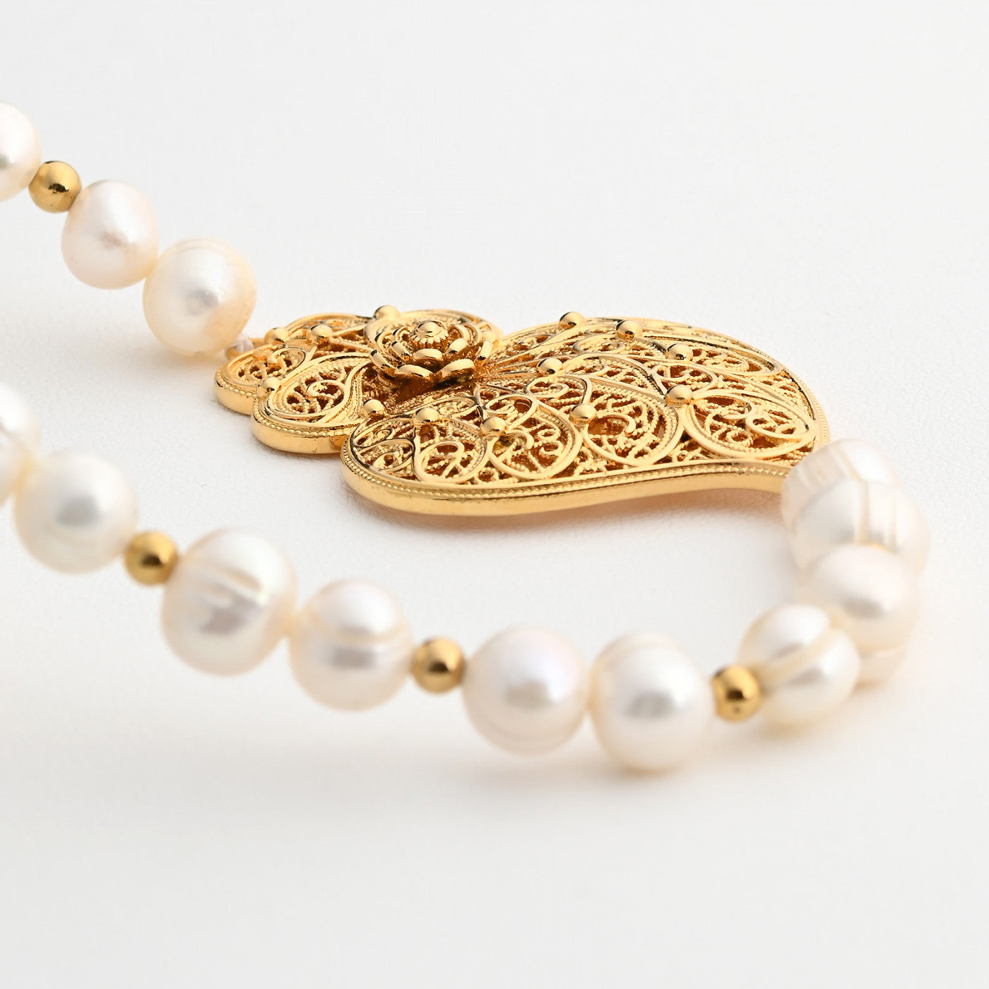 Heart of Viana pearl steel necklace 