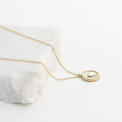 Basic necklace in steel with heart and mother-of-pearl. 