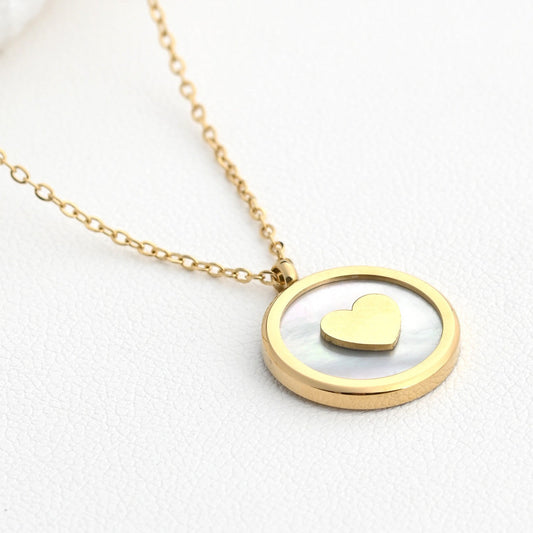 Basic necklace in steel with heart and mother-of-pearl. 