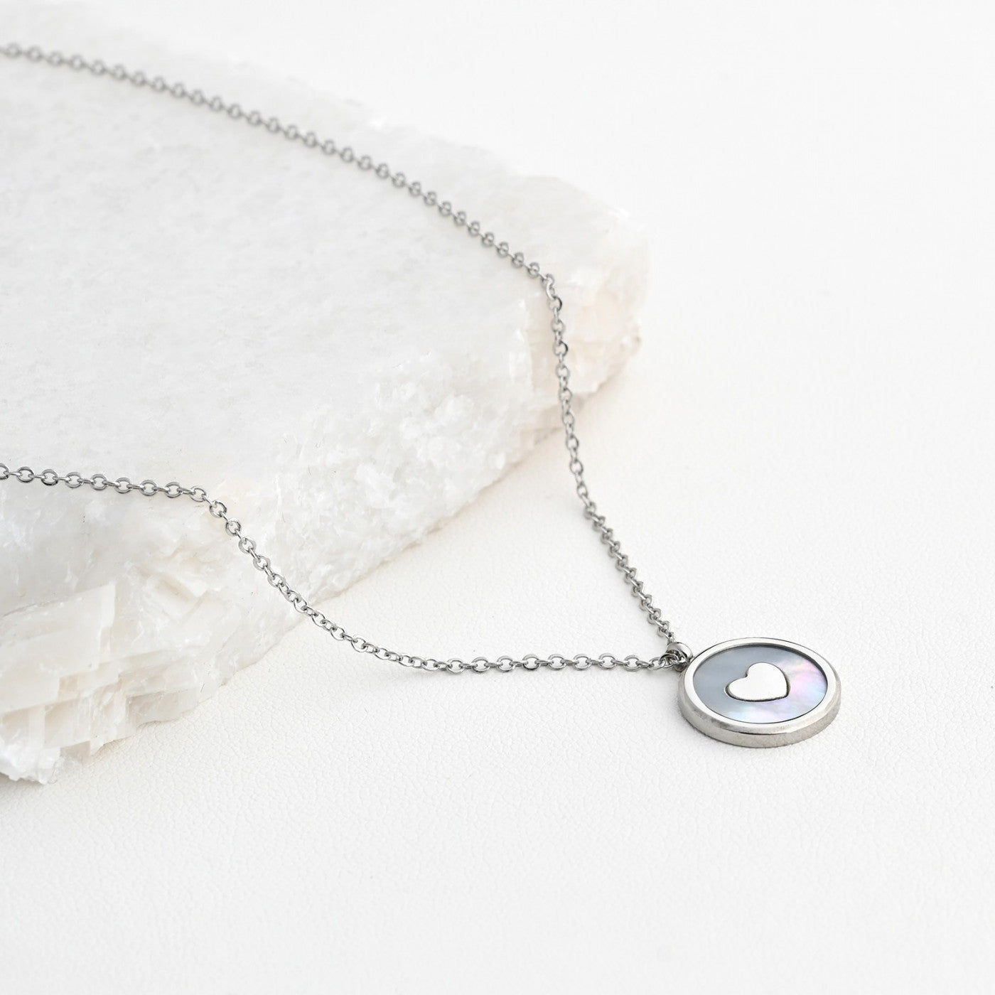 Basic necklace in steel with heart and mother-of-pearl. 