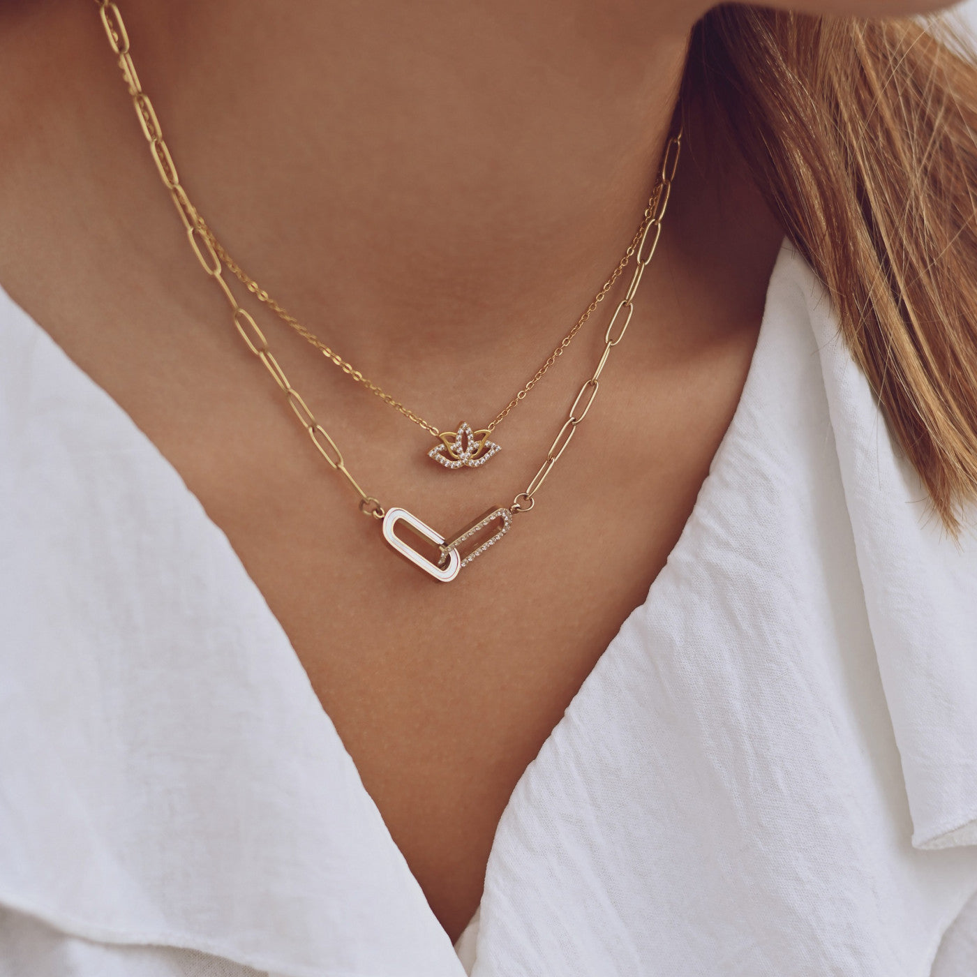 Steel necklace with intertwined links 