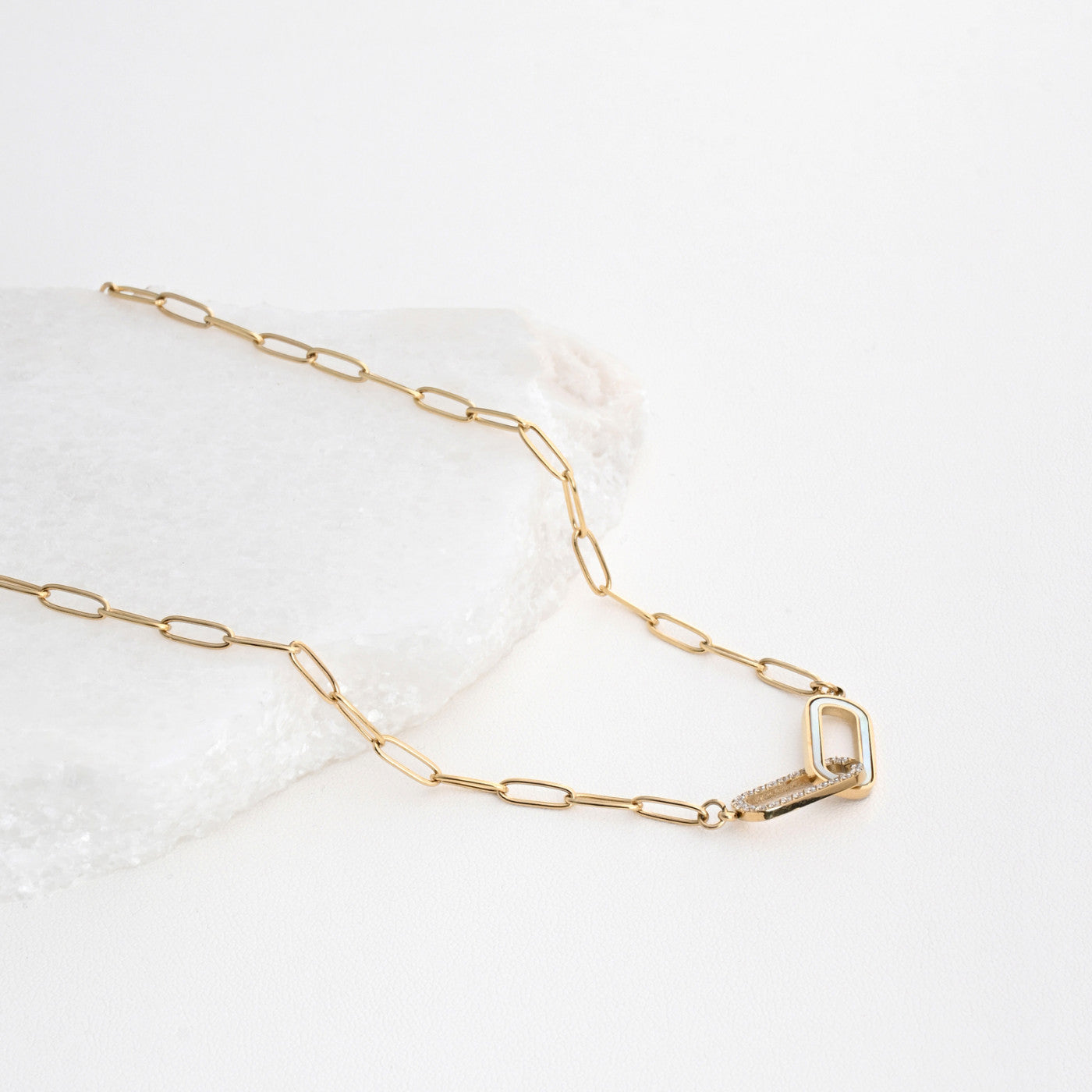 Steel necklace with intertwined links 