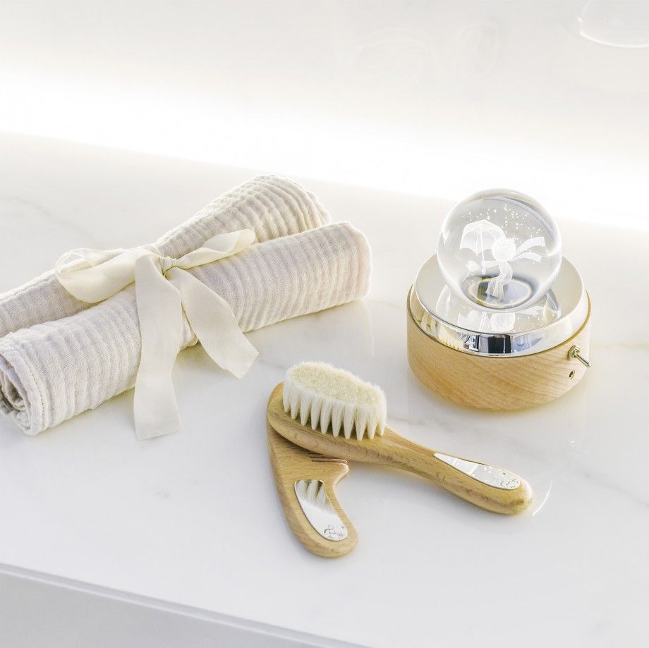 conjunto de pente e escova O Principezinho em madeira com cerdas macias, detalhes prateados e caixa musical