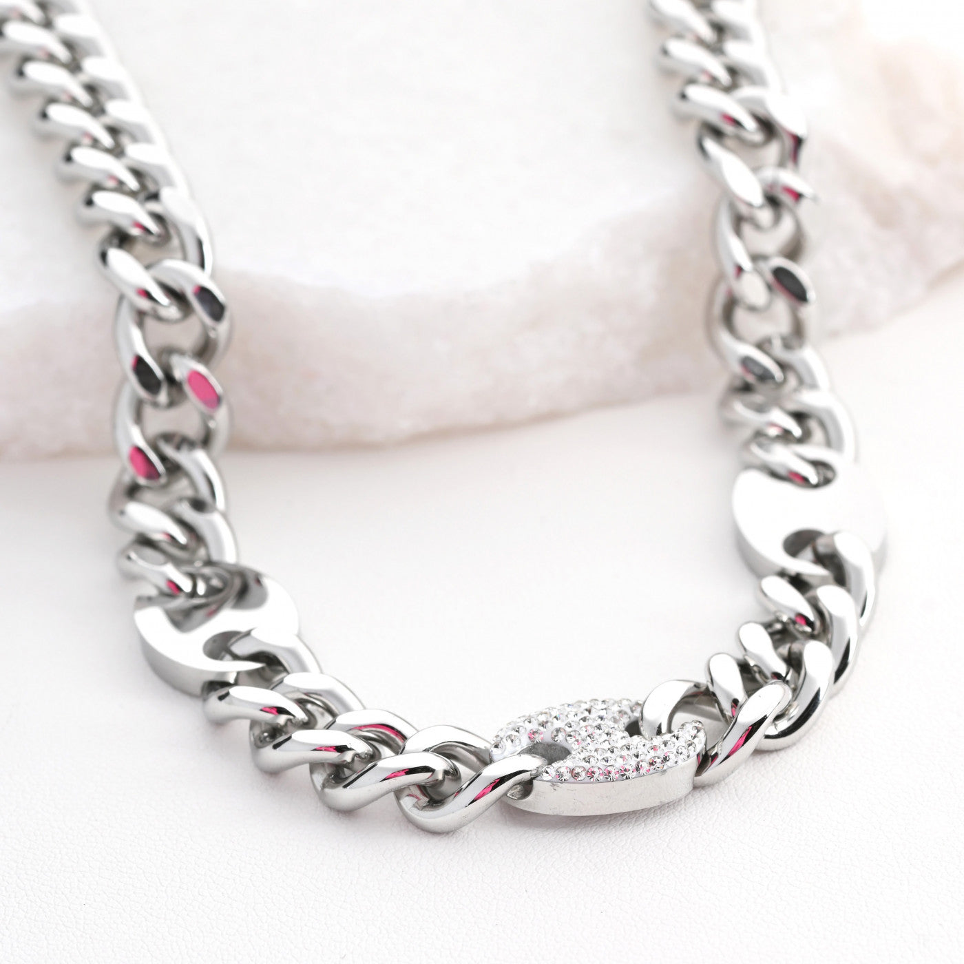 Thick mesh steel necklace with diamonds 