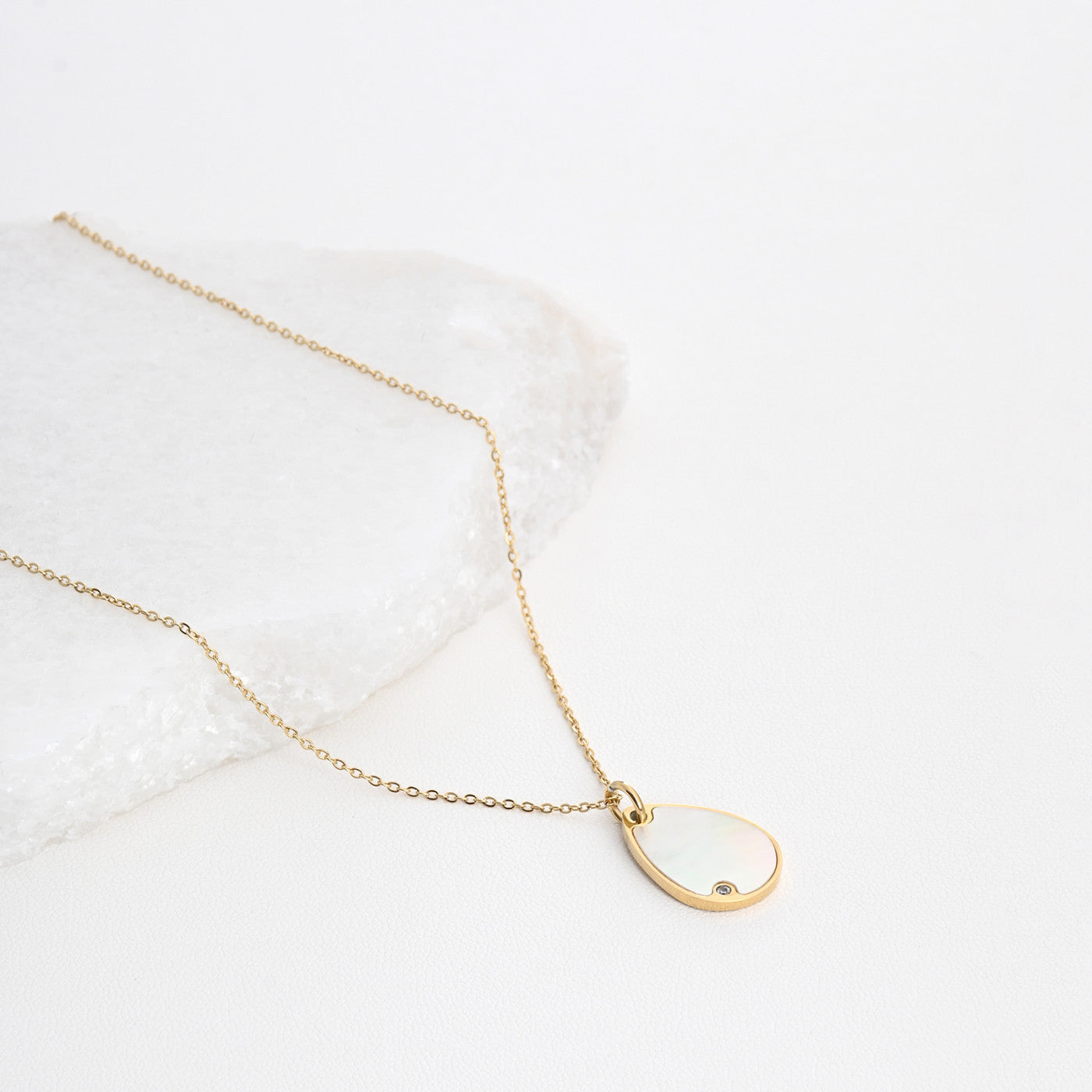 Steel necklace with oval mother of pearl 