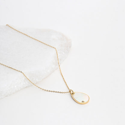 Steel necklace with oval mother of pearl 