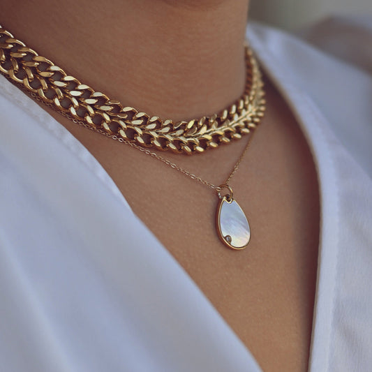 Steel necklace with oval mother of pearl 