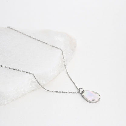 Steel necklace with oval mother of pearl 