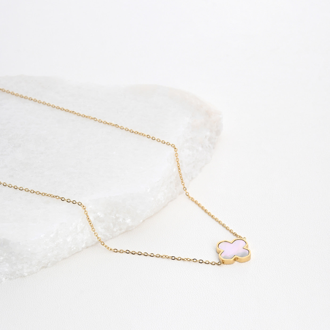 Steel necklace with shamrock and mother of pearl 