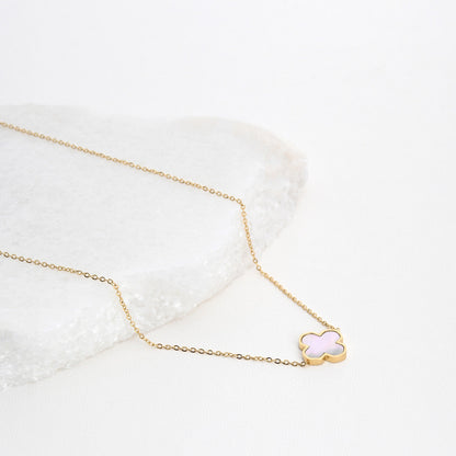 Steel necklace with shamrock and mother of pearl 