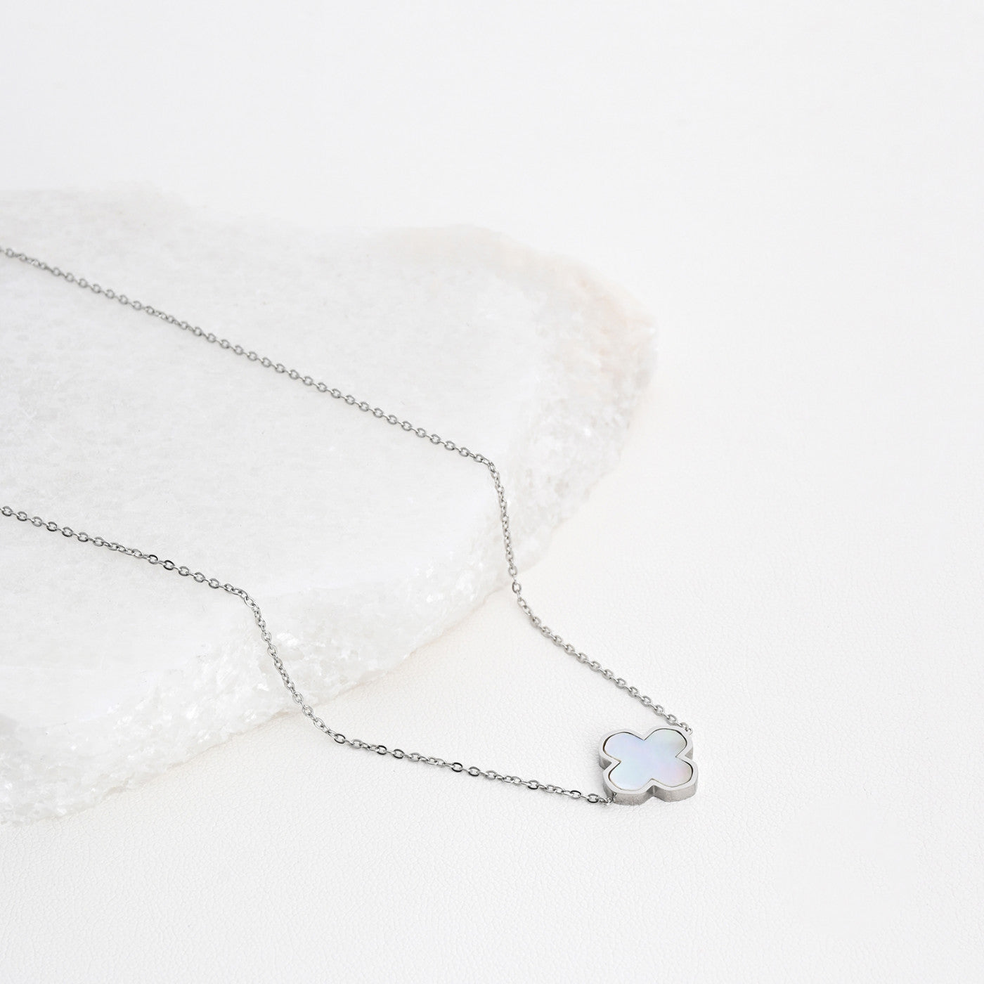 Steel necklace with shamrock and mother of pearl 