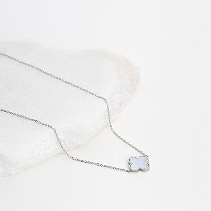 Steel necklace with shamrock and mother of pearl 