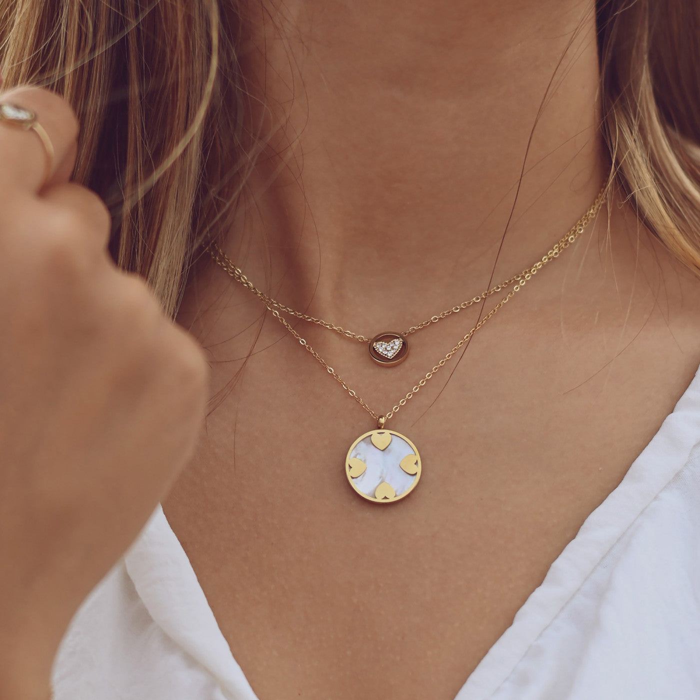 Steel necklace with hearts and mother of pearl. 