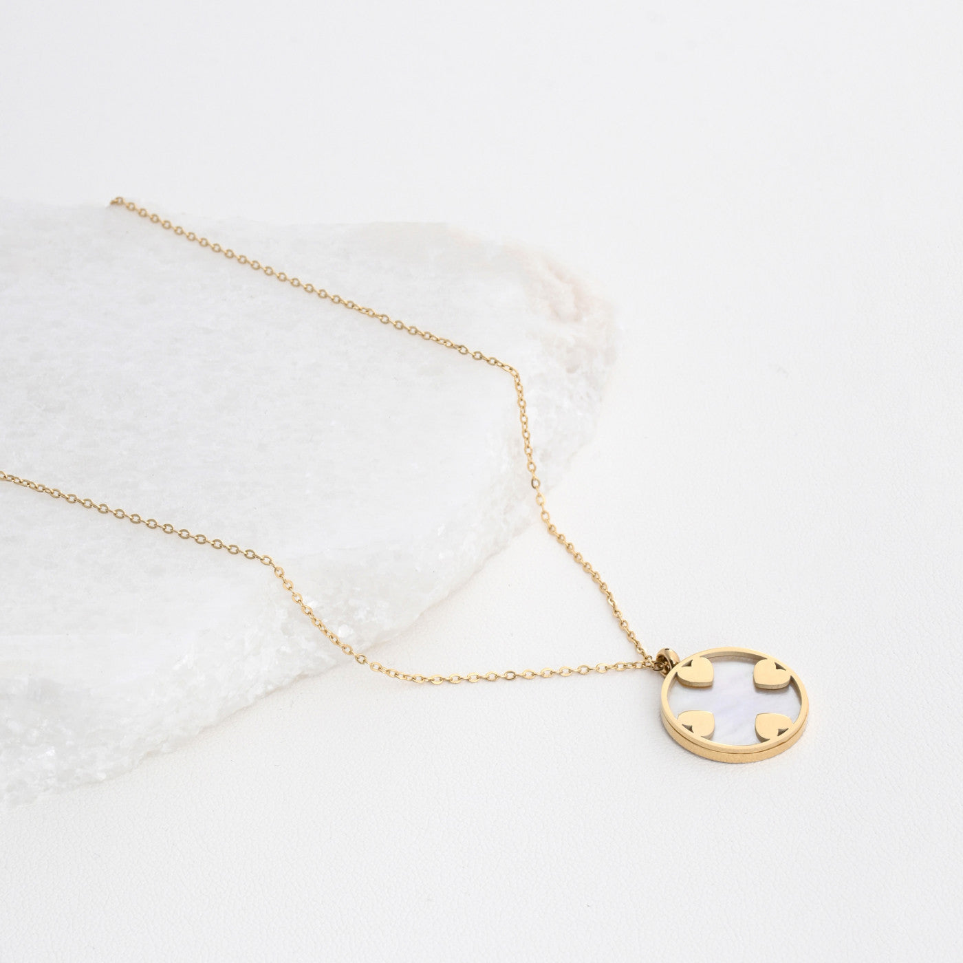 Steel necklace with hearts and mother of pearl. 