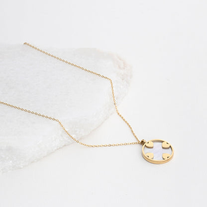 Steel necklace with hearts and mother of pearl. 